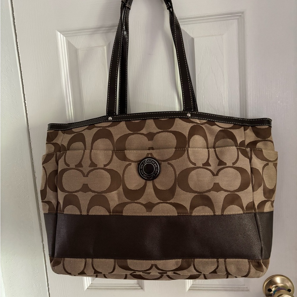 Pre-owned in pristine condition large Coach Tote w/add’l shoulder strap